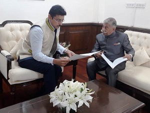 The Governor of Arunachal Pradesh Brig. (Dr.) B.D. Mishra (Retd.) with the Minister of State (Independent Charge) Ministry of Youth Affairs And Sports Col. Rajyavardhan Singh Rathore at New Delhi on 6th June 2018.